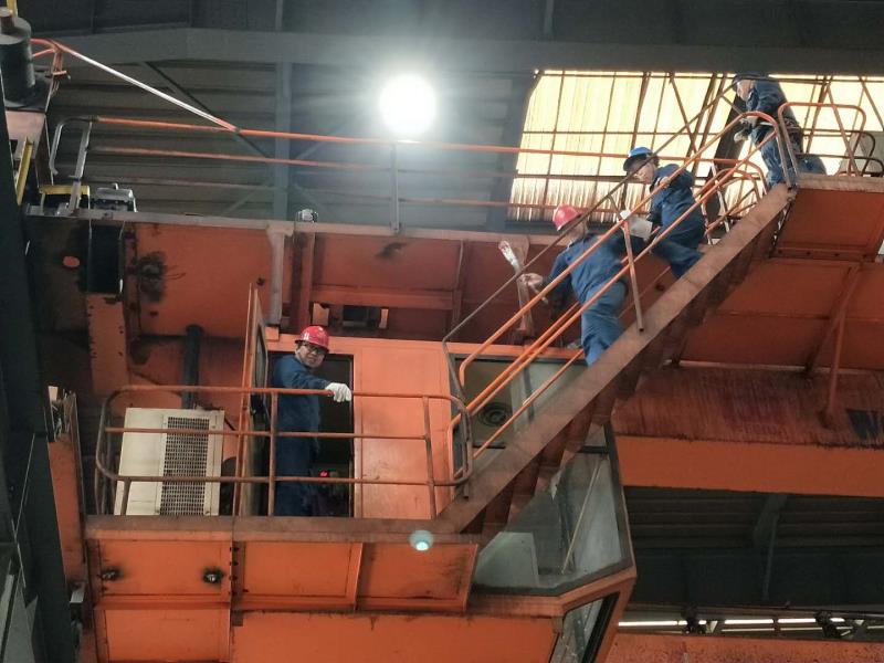 軋鋼廠領(lǐng)導干部走進基層開展“三八”慰問活動