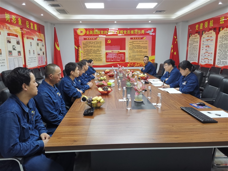 7月30日下午，軋鋼廠黨委組織召開“‘慶八一’學(xué)黨史  扛死肩   共奮進(jìn)”復(fù)轉(zhuǎn)軍人座談會(huì)